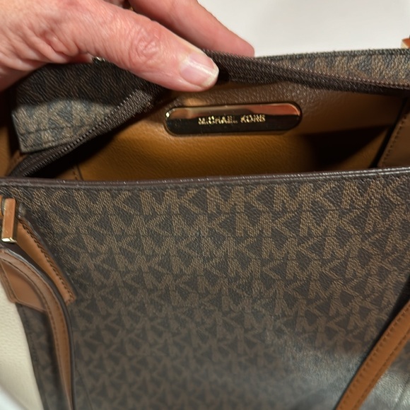 Michael Kors Kimberly  large brown acorn signature logo tote. Mint condition. - Picture 8 of 9